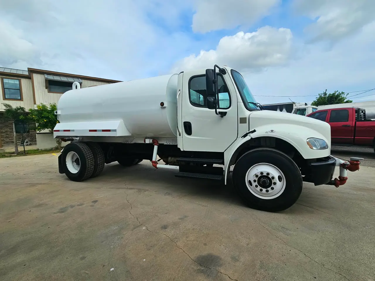 Camión pipa Freightliner 2,500 galones, vista lateral
