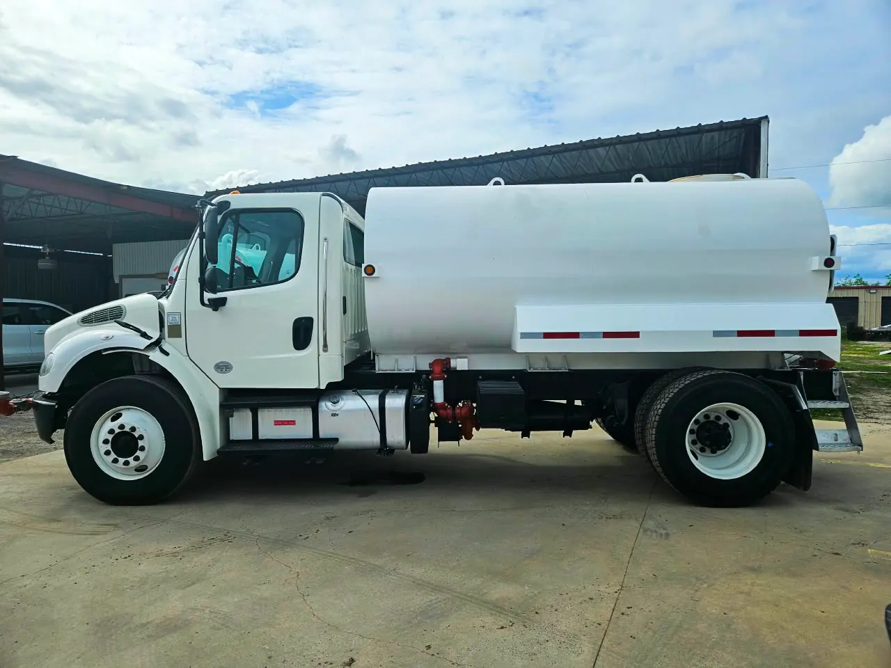 Camión pipa Freightliner 2,500 galones, vista lateral, del otro lado