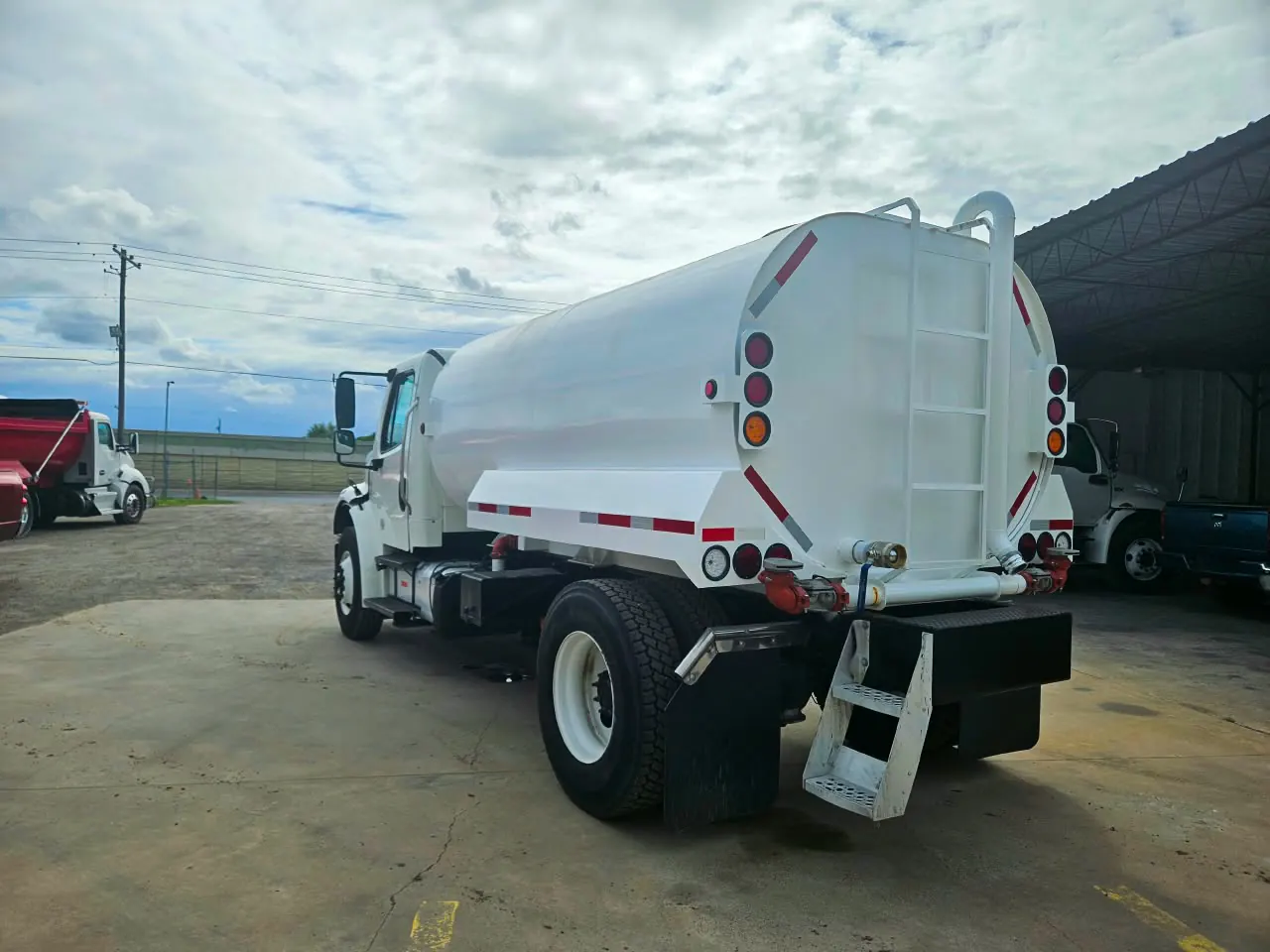 Camión pipa Freightliner 2,500 galones, vista trasera con escalera del tanque