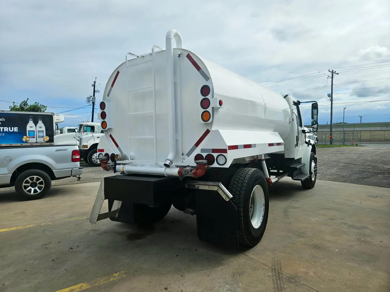 Camión pipa Freightliner 2,500 galones, vista trasera