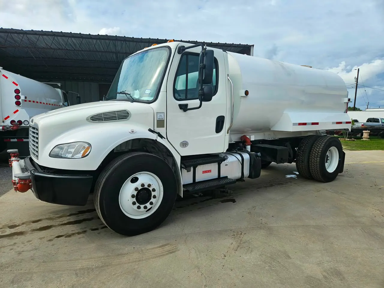 Camión pipa Freightliner 2,500 galones, vista frontal