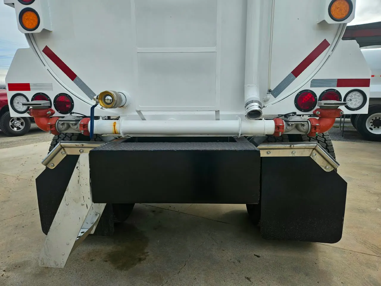 Camión pipa Freightliner 2,500 galones, parte trasera del tanque: luces, loderas y válvula