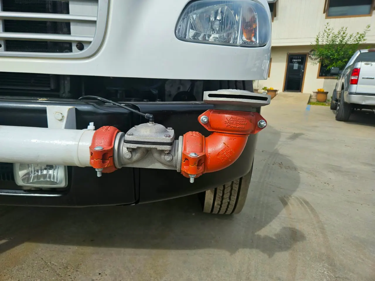 Camión pipa Freightliner 2,500 galones, bomba y tubería frontal