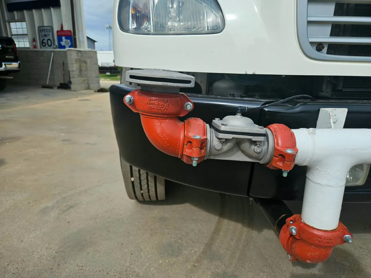 Camión pipa Freightliner 2,500 galones, bomba y tubería frontal, otro ángulo