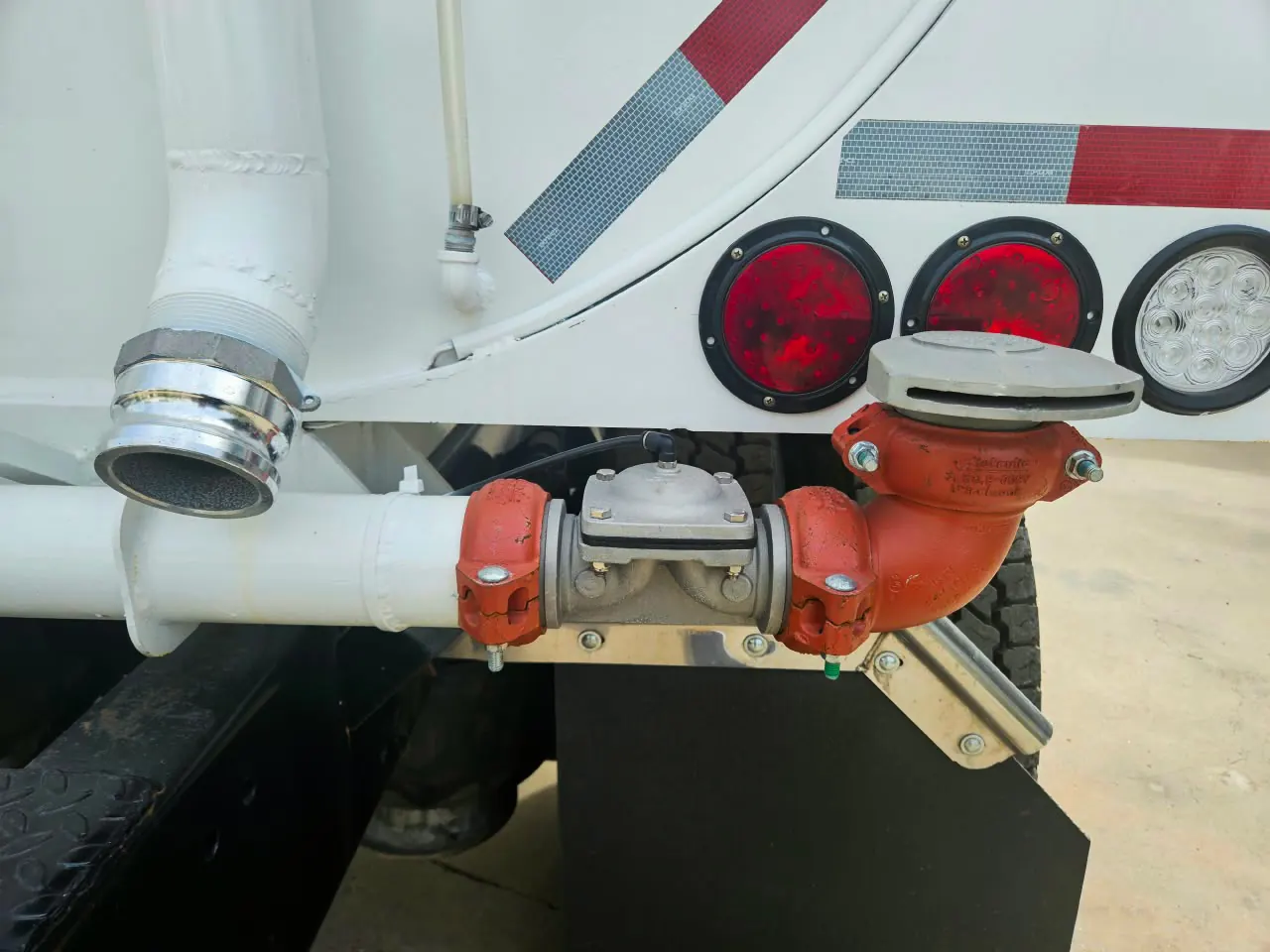Camión pipa Freightliner 2,500 galones, válvula y tubería trasera