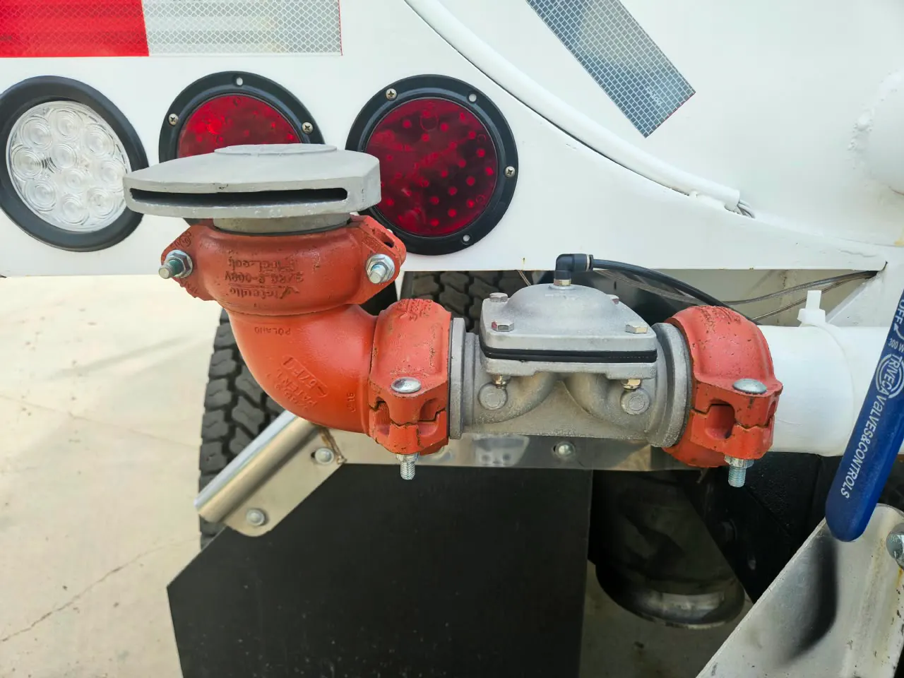 Camión pipa Freightliner 2,500 galones, válvula trasera, detalle